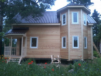 Брусовый дом 1,5 этажа с эркером и крыльцом