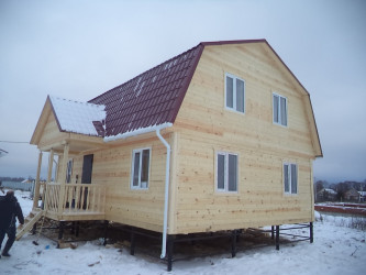 Двухэтажный дом из бруса с крыльцом
